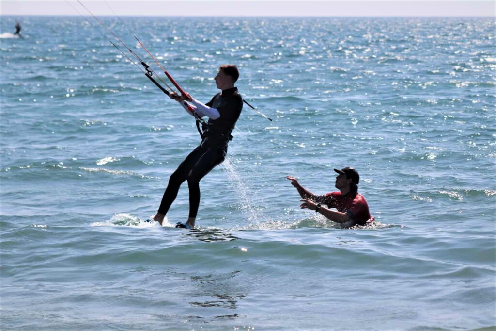 Kitesurflehrer und Schüler, Wasserstart, Stehrevier, Montenegro